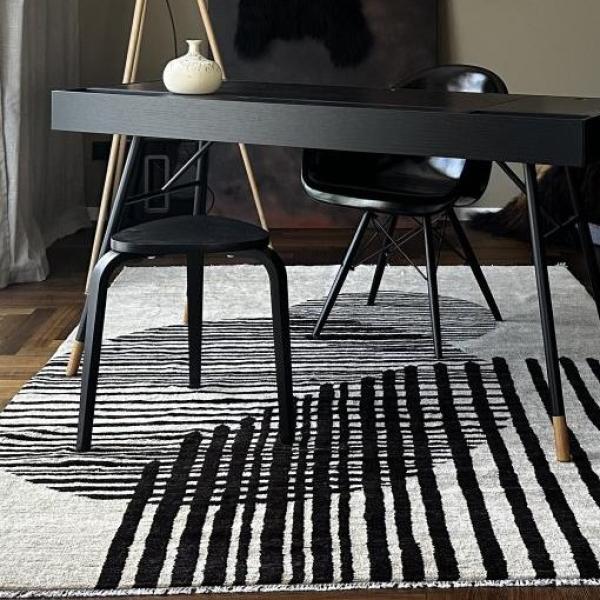 Nærmere kig på designer Berber tæppe i sort-hvid